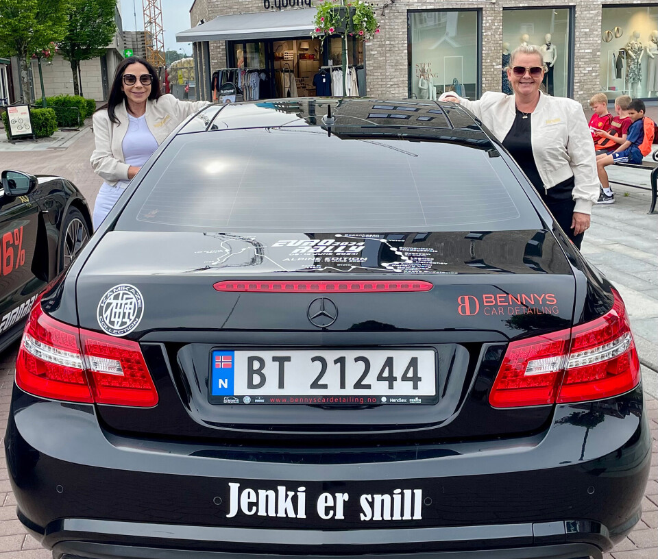 Jentene har en sponsor som er snill...