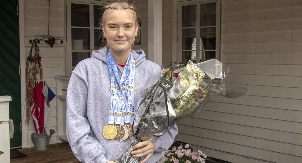 Caroline Finnestad Lund etter at hun kom hjem til Søgne med hele fem medaljer fra EM i skyting tidligere i år.