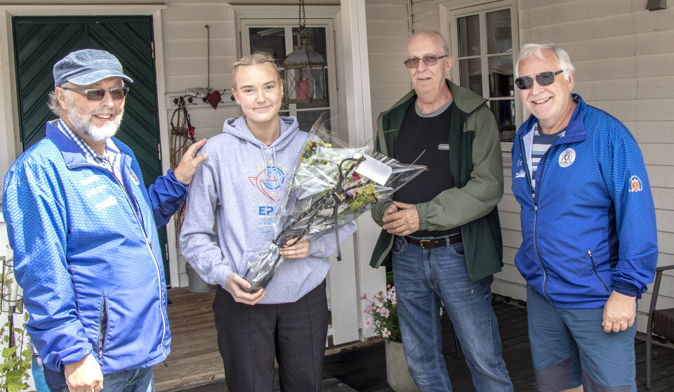 «Pensjonisten» fra Søgne skytterlag, Magne Lorentzen, Jon Olav Jåtun og Johan Sørli på overraskelsesbesøk med blomster til Europamester Caroline Finnestad Lund.