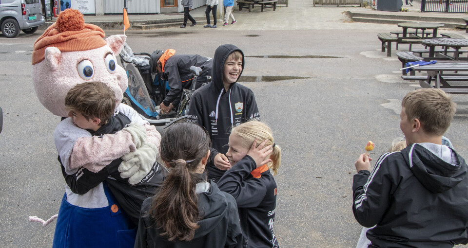«Heldiggrisen» fra sponsor Søgne og Greipstad sparebank dukket opp til stor glede for de unge håndballspillerne på Åros lørdag.