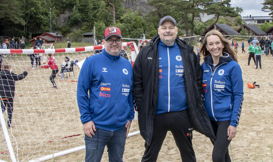 Sportslig leder Stig Nordlien, styremedlem Kim Løvslett og frivillig May Tellefsen er godt fornøyde med oppslutning og gjennomføring av lavterskeltilbudet som lokale håndballklubber benytter som en sesongavslutning for unge spillere.