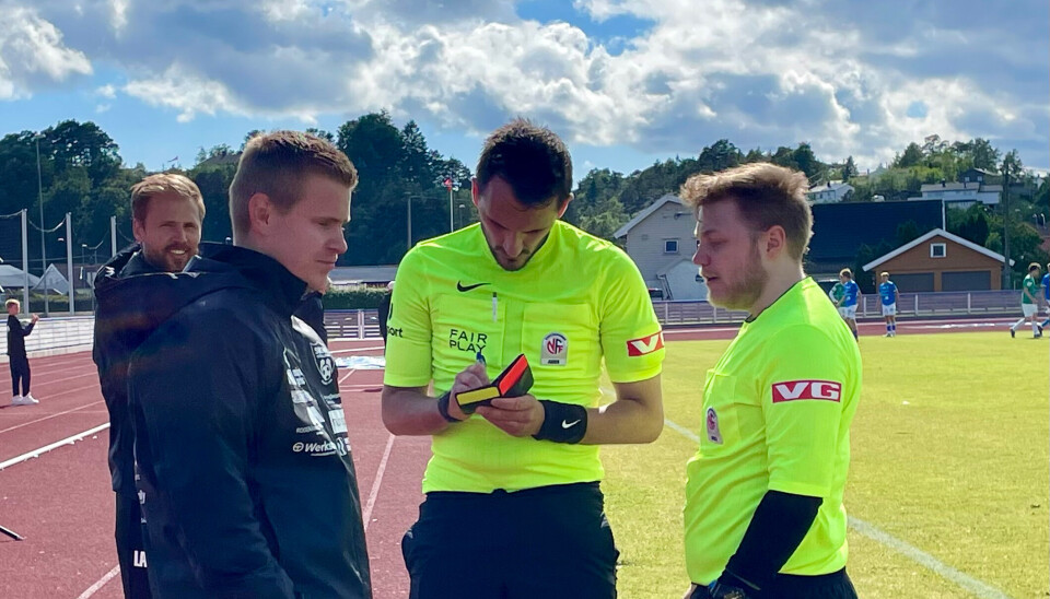 En misfornøyd Søgne-trener Sondre Enersen pådrog seg gult på slutten av kampen.
