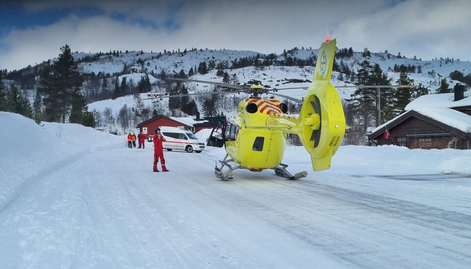 Luftambulanse med mannskap og hjelpekorpsere foran hytta på Bortelid.