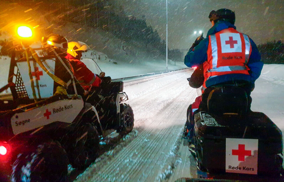 Hjelpekorpsere på E18 under snøstorm.