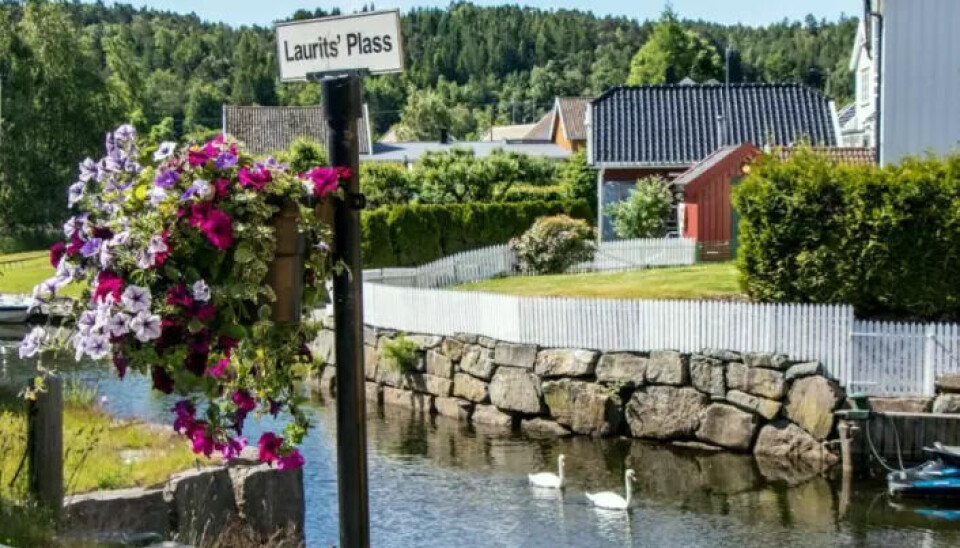 Laurits' Plass, ved bredden av Lundeelva.