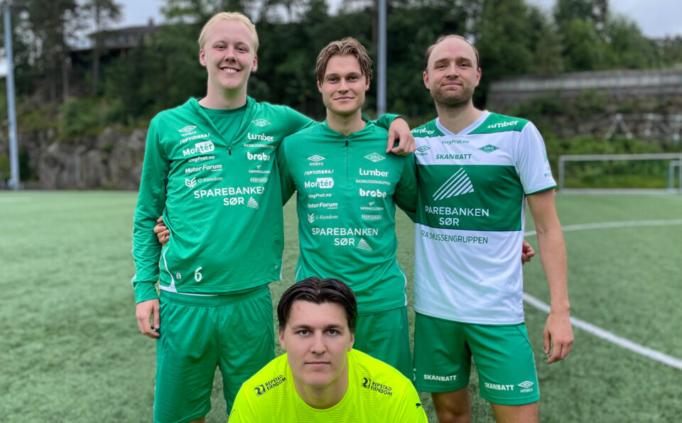 De tidligere Søgne-spillerne fra venstre Henrik Frustøl, Tobias Kaas Knutsen og Fredrik Haldorsen sammen med Søgnes beste spiller Petter Sørhus.