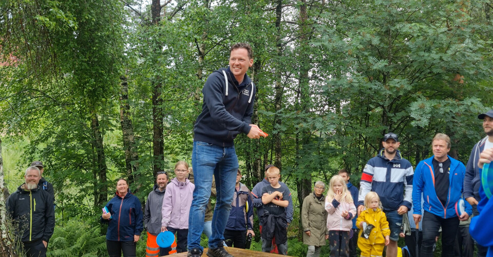 Markedsansvarlig i Søgne og Greipstad Sparebank, Bård Holmen Solvik fikk æren av å ta det første kastet fra teen lørdag ettermiddag.