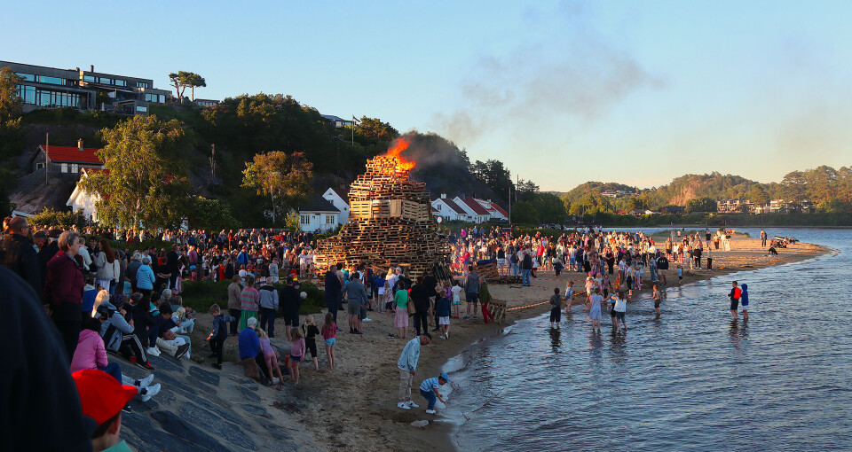 Folksomt under Sankthansfeiringen på Høllesanden.