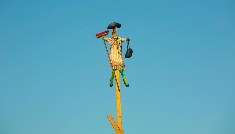 Den forseggjorte heksa som i følge Karets venner symboliserte det grønne skiftet ble flammenes rov etter bare 10 minutter.