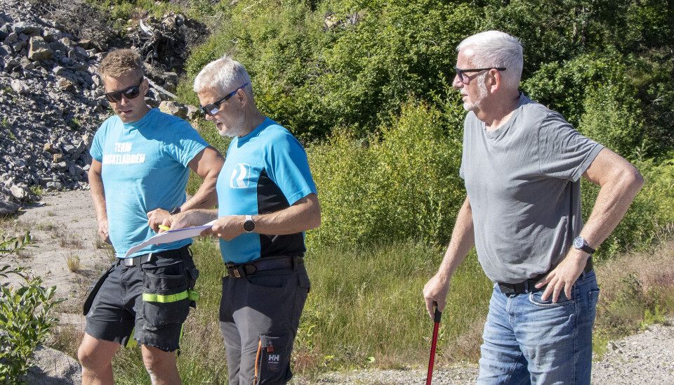 Ole J. Bueklev (i midten ) instruerer de frivillige som skal få dyrene på plass i Kjellandsmarka, mens lærer Geir Helleland (t.h) følger nøye med.