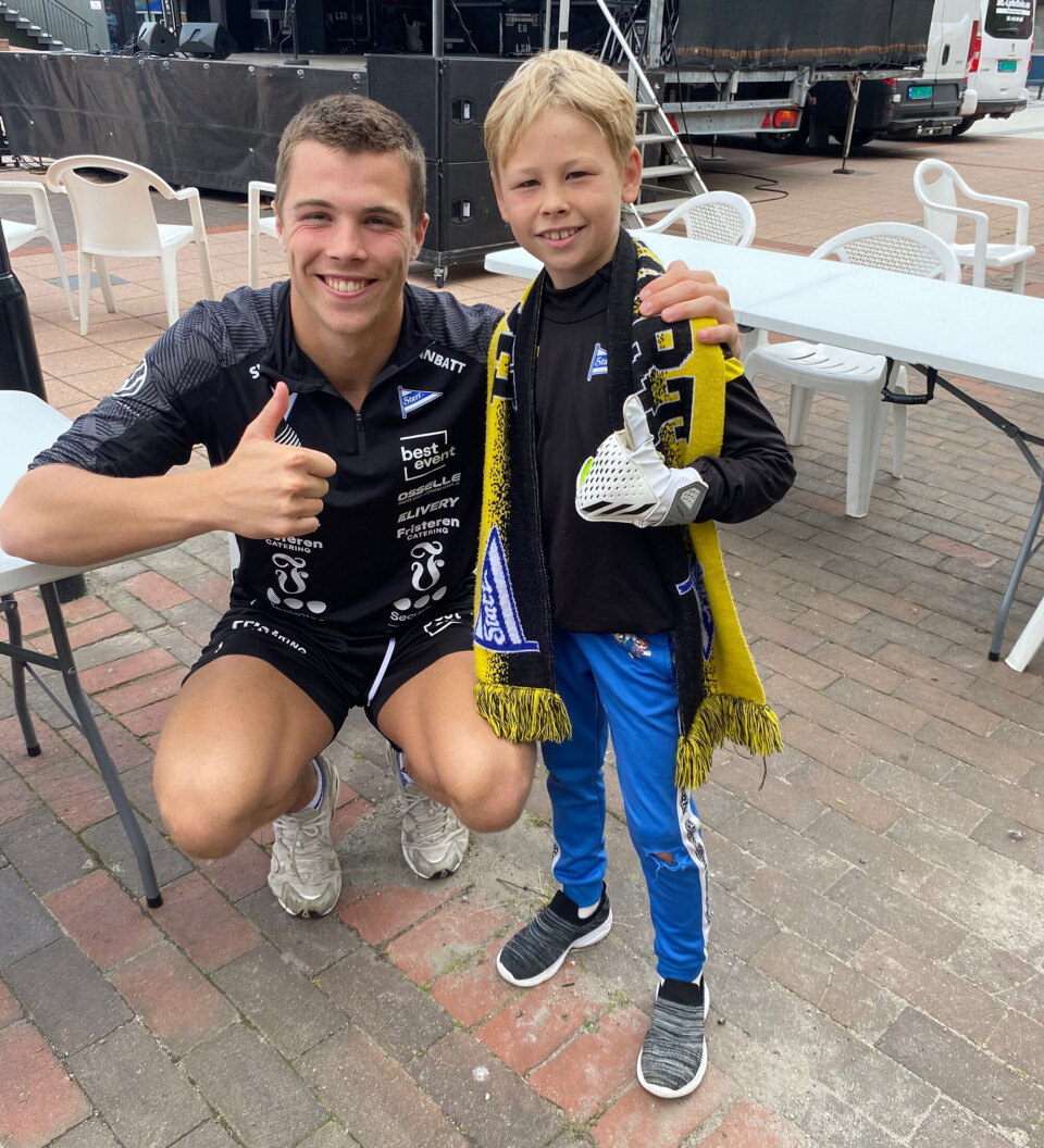 Mathias fikk hilse på sin store helt, Start keeper Jesper Silva Torkildsen.