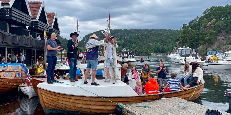 Cowboyen Arvid Mæland deler ut pokaler.