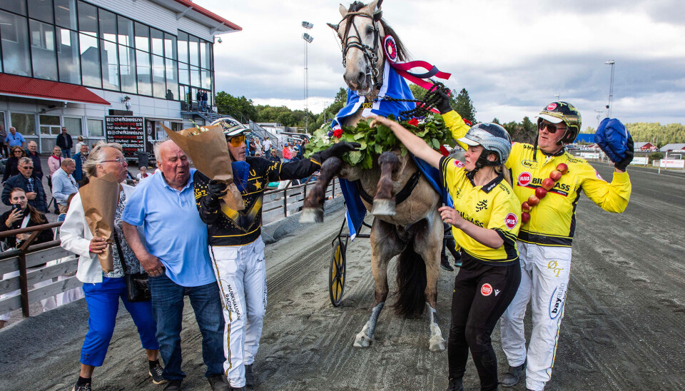 Tangen Bork på seiersseremoni ved en tidligere anledning.
