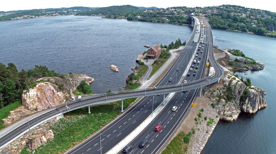 Brufugene på begge sider av den eldste Varoddbrua er slitte og må skiftes ut. Mens arbeidet pågår blir det litt endring i kjøremønsteret for trafikantene.
