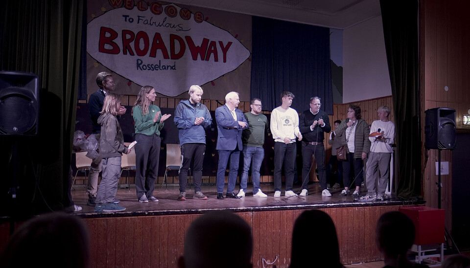 Politikerne på scenen . Fra venstre: Kasper Espeland (R), Hildegunn Seip (MDG), Andreas Landmark (SV), Vidar Kleppe (Kleppelista), Bjørn Foshaugen (Sp), Jonas Ek (KrF), Svein Harald Mosvold Knutsen (Pensjonistpartiet), og Ukjent (Partiet Sentrum).