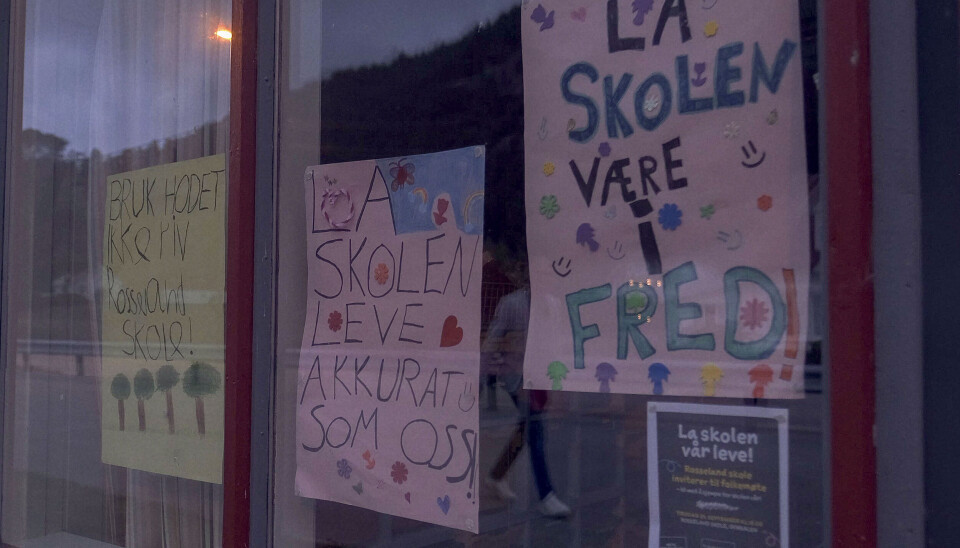 Flere vinduer var preget av plakater som elevene selv har laget