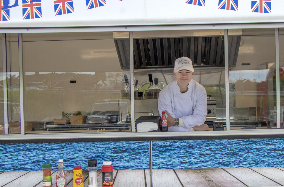 Fra denne vogna selger Daniel Andreas Larsen fish and chips.