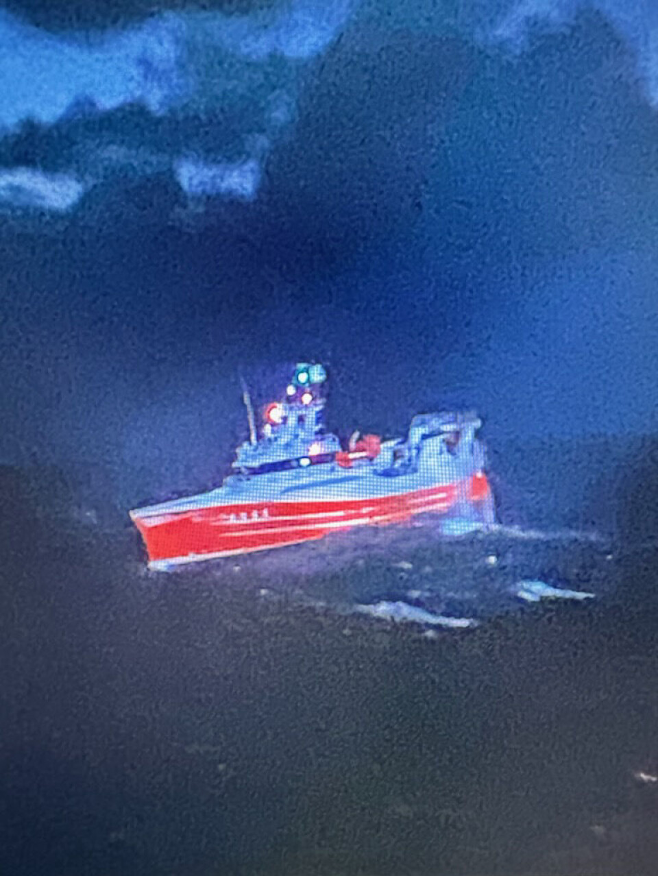 Tråleren Havfjord etter at den er evakuert i Nordsjøen fredag kveld.