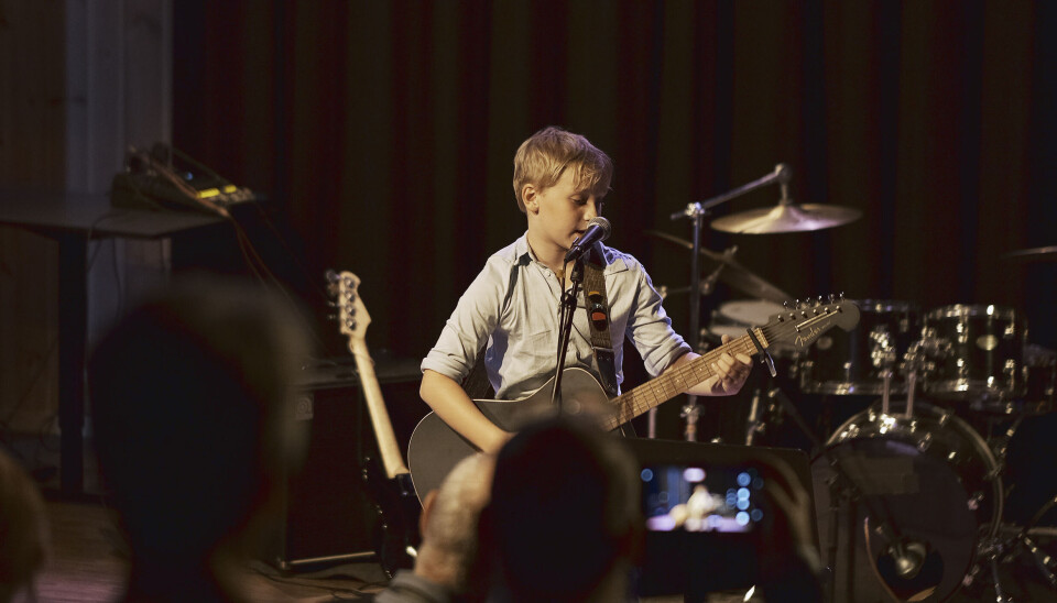Ung gitarist synger solo på Knuden i Søgne.