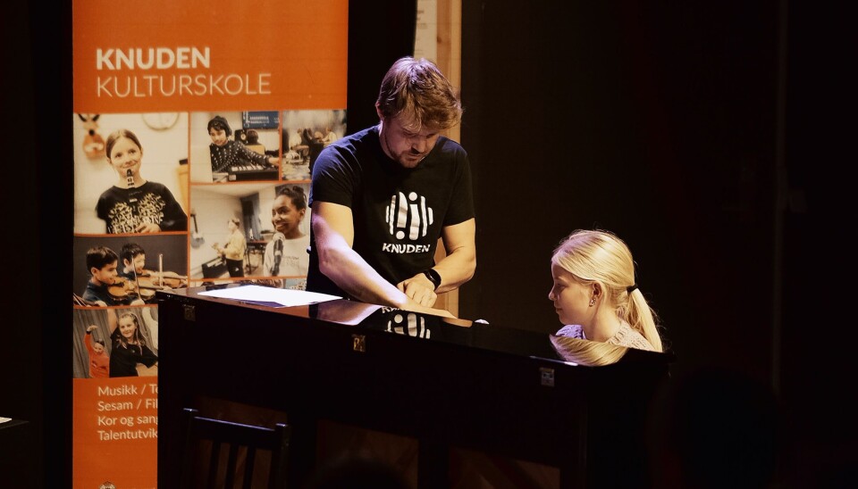 Jørund assisterer elev på knuden.