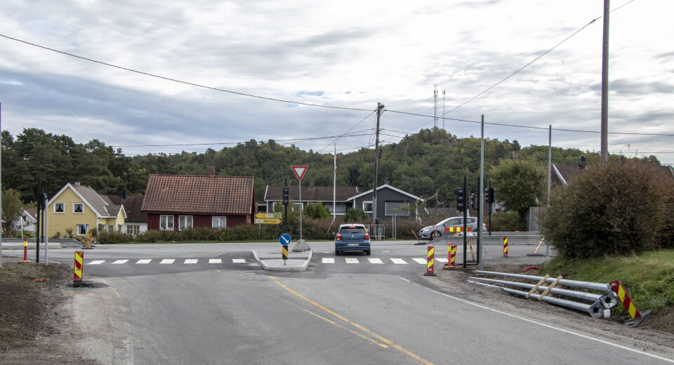 Etter asfaltering og testing settes trafikklysene på Tangvall i ordinær drift.