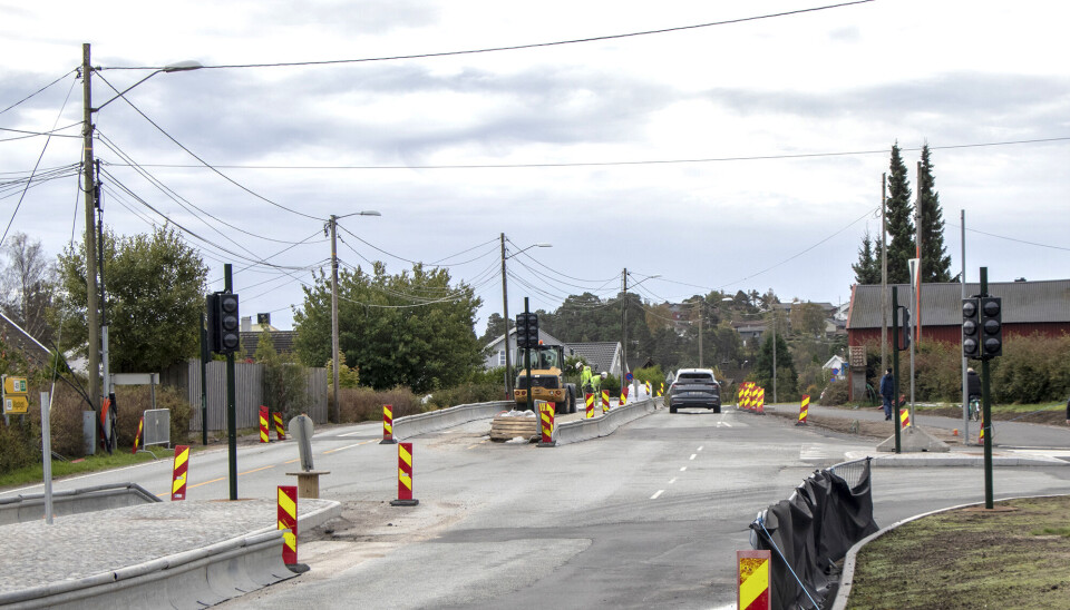 Sydgående trafikk på Hølleveien får et nytt felt for høyresving inn på Tangvallveien i lyskrysset.