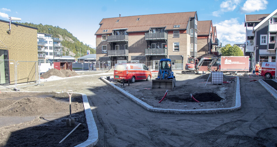 Entreprenør er godt i gang med legging av stein og ferdigstilling av det som bli nordre torg på Tangvall.