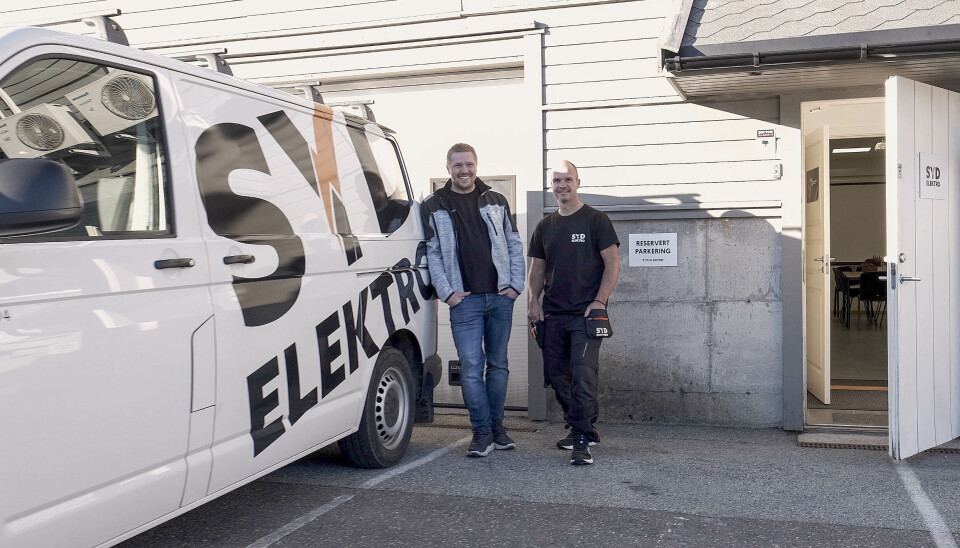 Anders og Stian utenfor kontoret på Linnegrøvan