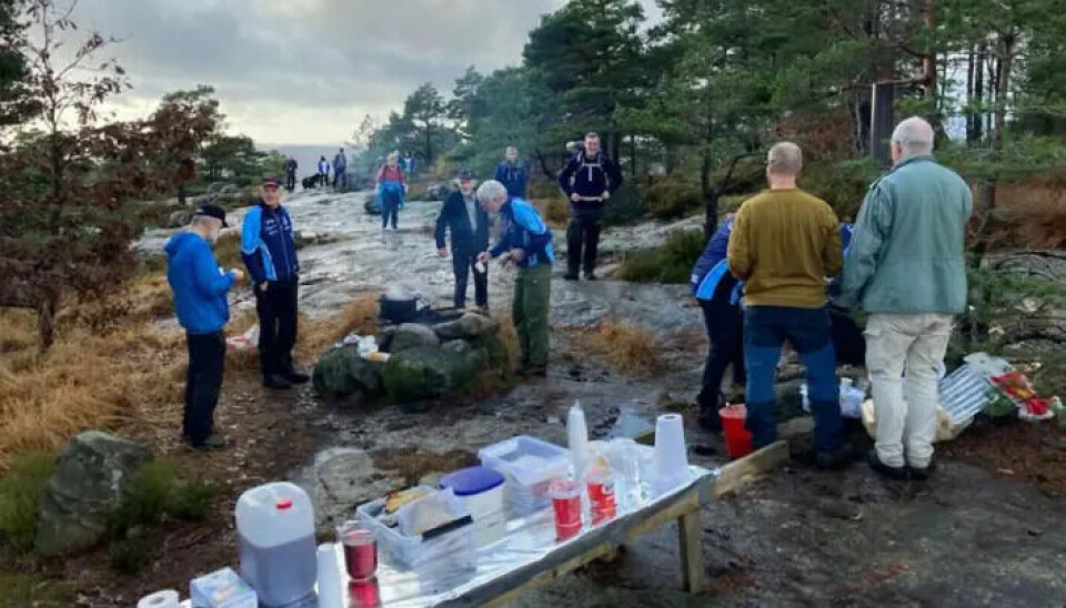 Arrangøren lokker med gratis kaffe, saft og vafler til det eventuelt er tomt. Serveringen tilbys mellom klokka 11.00 og 14.00.