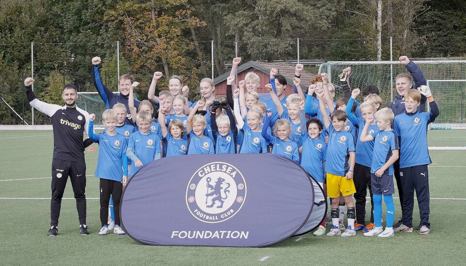 Lagbilde av alle deltakere på Chelsea fotball skole.