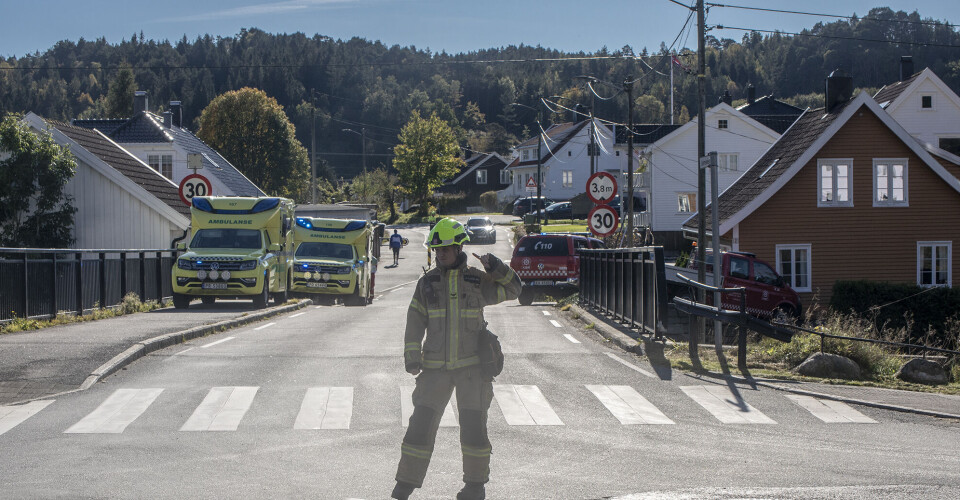To biler har kollidert på Leireveien like syd for broa over Lundeelva torsdag ettermiddag.