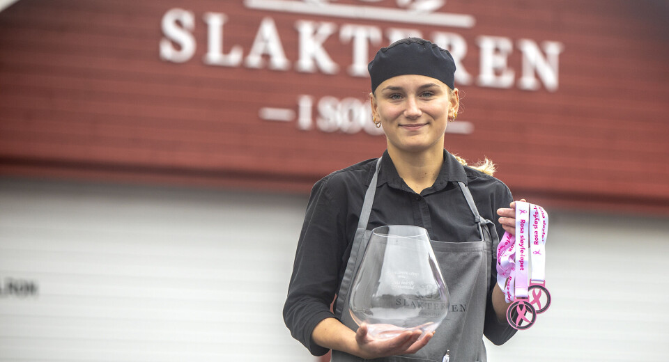 Janne Holmen med pokal og medaljer etter at Slakteren i Søgne ble kåret til Årets bedrift under Rosa sløyfe-løpet i Kristiansand søndag.