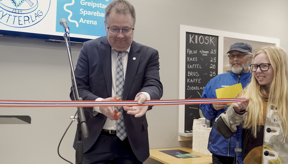 Forsvarsminister Bjørn Arild Gram i ferd med å klippe snoren