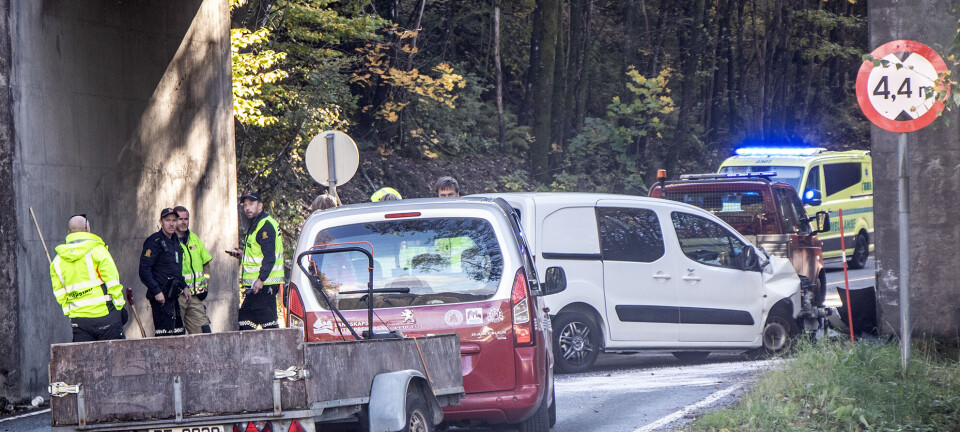 En kvinne er kjørt til legevakt etter et trafikkuhell på Loneveien torsdag ettermiddag.
