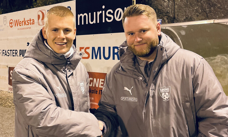 Trenerne Sondre Enersen og Tobias Sture gratulerer hverandre med seieren.