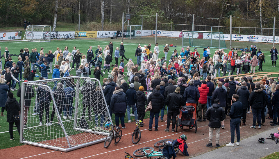 BlimE!-dansen på fotballbanen ved Langenes skole.