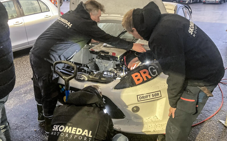 Mekanikerne måtte til pers etter at Skomedal tok fronten i hoppet på 40 meter under EXPO motorsport show.
