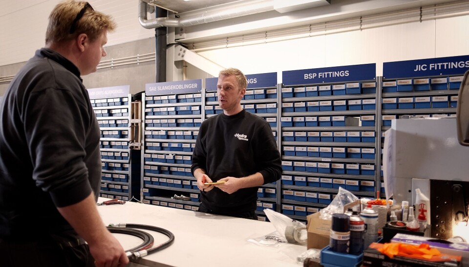Rolf Berge hjelper en kunde i versktedet på Hydraspecma