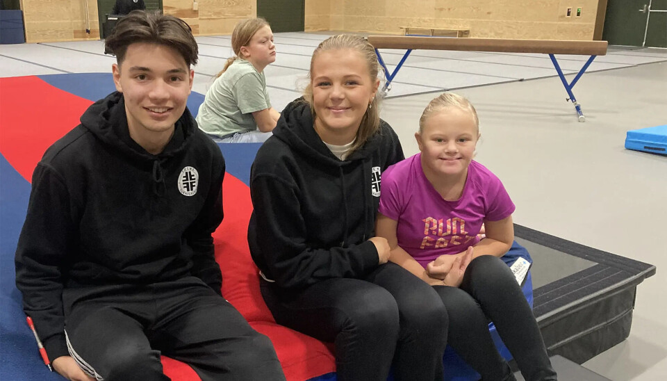 Carlos Zimmermann og Lenneah Tronstad er trenere i klubben. De mener den nye hallen inspirerer til mer trening. Her sammen med Olivia.