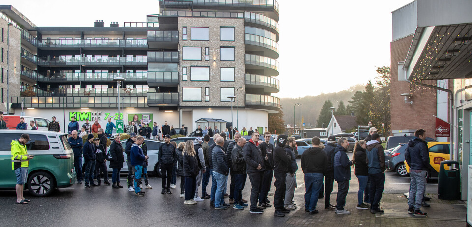 Opp mot hundre forventningsfulle hadde stilt seg i kø før konkurssalget åpnet klokken 09.00 lørdag.