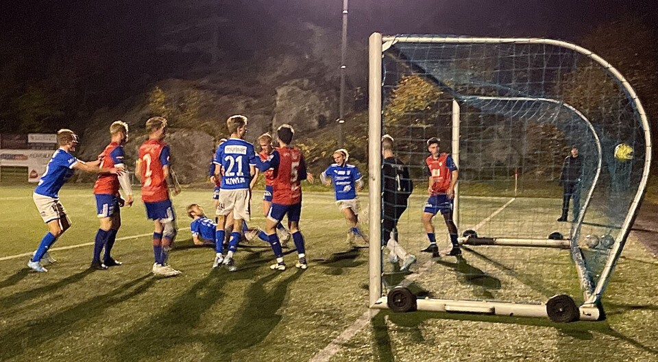 Daniel Aamodt scorer kampens første mål.