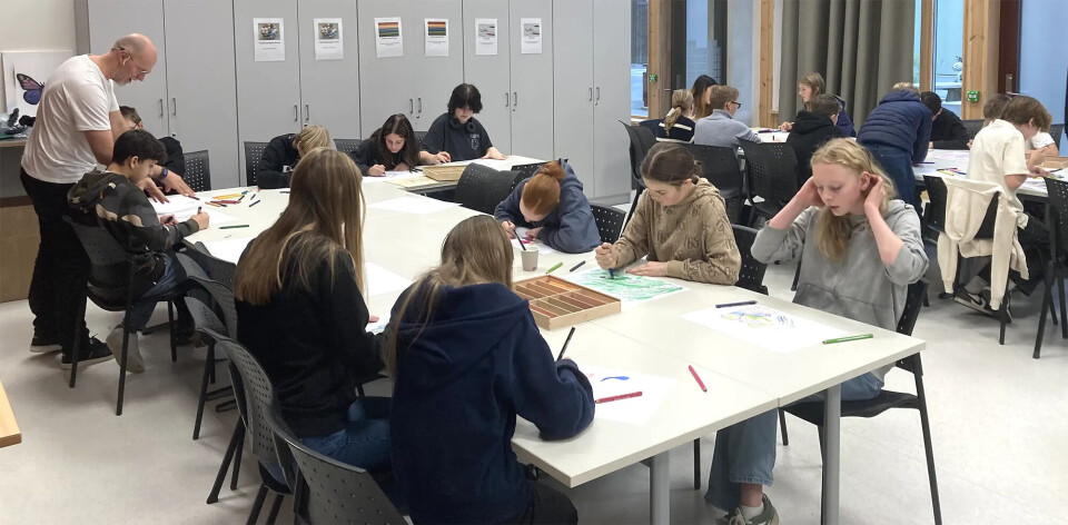 Elever fra 8. trinn ved Tangvall skole forbereder seg til egen kunstutstilling på Søgne gamle prestegård