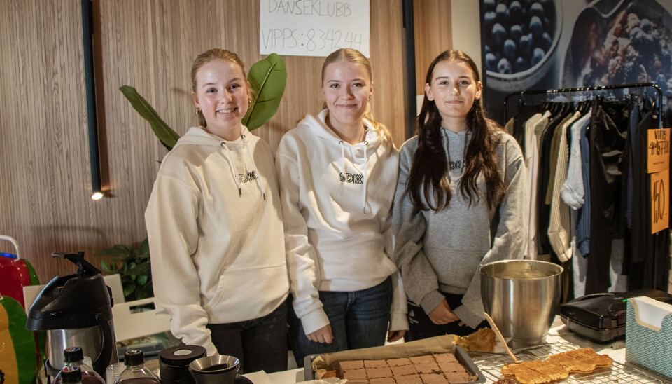 Lena Repstad, Hilde Førsvell og Marielle Kjær med salgsbord for Søgne danseklubb.