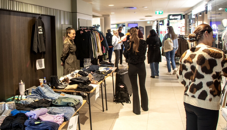 Også i andre etasje på Tangvall Arena var det flere salgsbord med brukte varer lørdag.