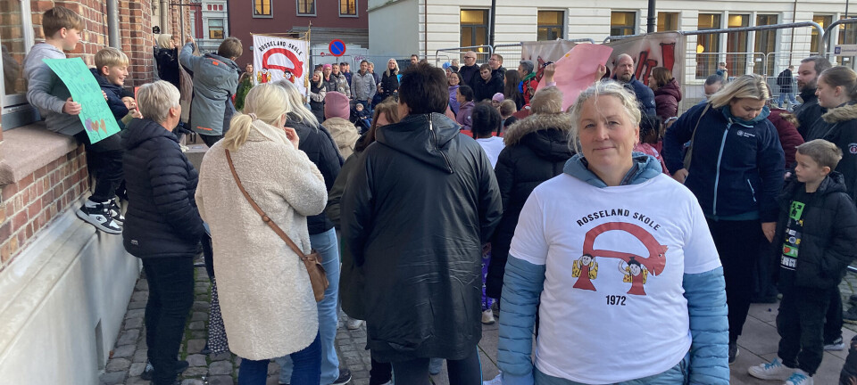 Mer enn 100 barn og foreldre aksjonerte for Rosseland skole onsdag ettermiddag