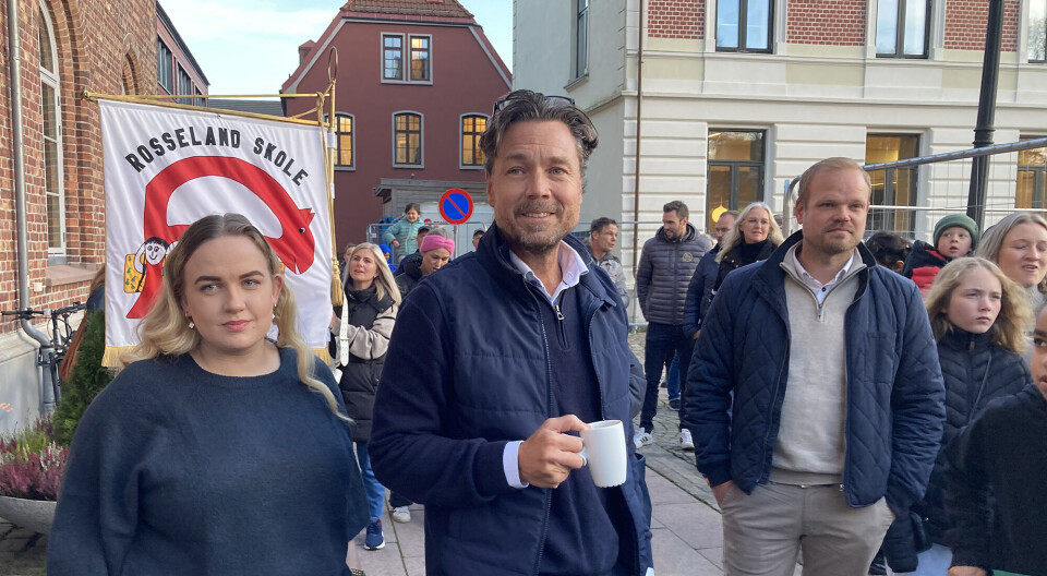 Leder og nestleder i oppvekstutvalget Arve Stokkelien (H) og Ida Hirst (AP). I bakgrunnen, Kenneth Mørk (guppeleder AP)