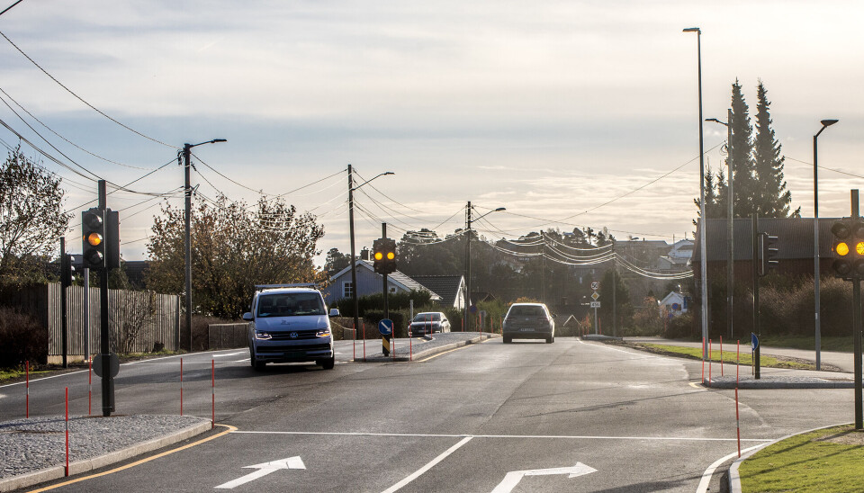 Å kjøre på rødt lys kan koste deg 10.450 kroner i bot.