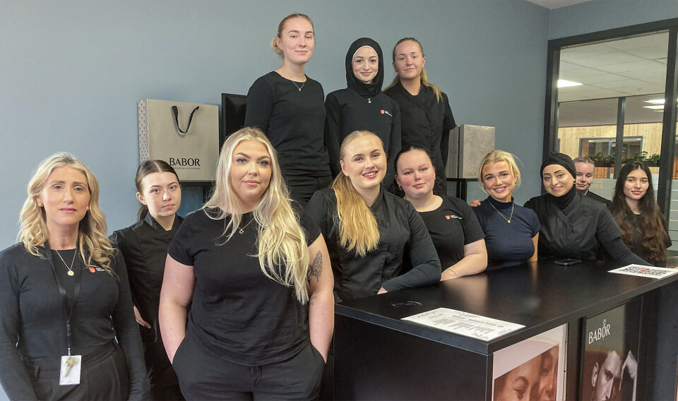 Kontaktlærer Helene Eskeland med elevene på VG3 hudterapaut ved Søgne videregående skole har praksis hos elevbedriften Glimt av Glød tirsdager.