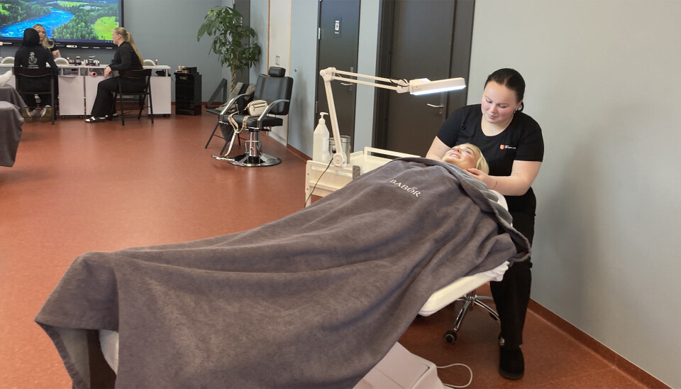 Elevene ved elevbedriften er gode til å veilede hverandre, her får Hedda Gyberg behandling av Emilie Kristiansen.