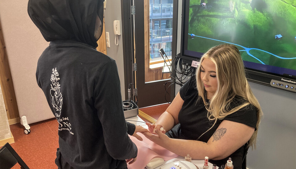 Hudpleieutdanningen har ikke tradisjonell læretid. Elevbedriften gir elevene nødvendig praktisk erfaring og ferdighetstrening.